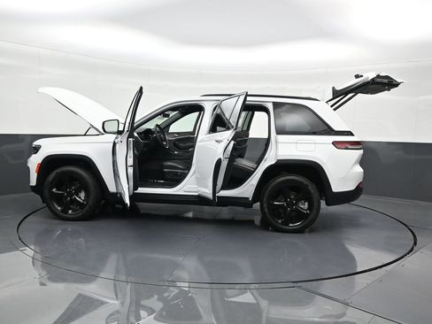 Used 2025 Jeep Grand Cherokee Limited w/ Black Appearance Package RWD image 33