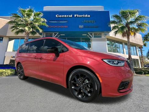 New 2026 Chrysler Pacifica Limited w/ S Appearance Package image 2