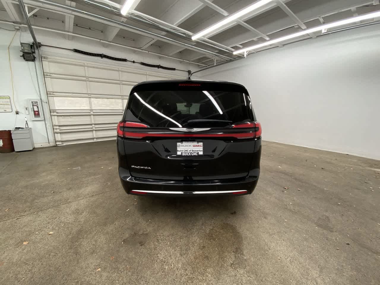 Used 2024 Chrysler Pacifica Touring-L FWD image 5