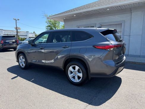 Used 2023 Toyota Highlander LE AWD/4WD image 5