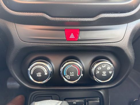 Used 2017 Jeep Renegade Latitude image 13