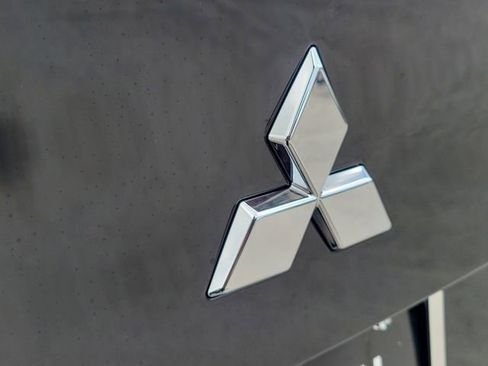 New 2025 Mitsubishi Outlander SE image 8