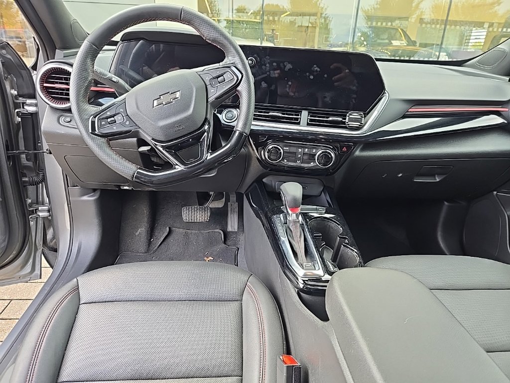 Used 2025 Chevrolet Trax RS w/ Sunroof Package FWD image 15