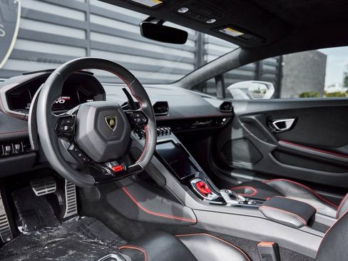 Used 2020 Lamborghini Huracan EVO image 2