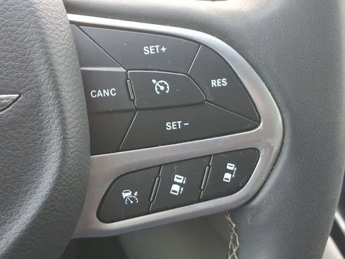 Used 2024 Chrysler Pacifica Select image 24