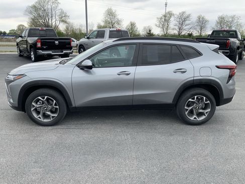 Used 2025 Chevrolet Trax LT w/ LT Convenience Package FWD image 7