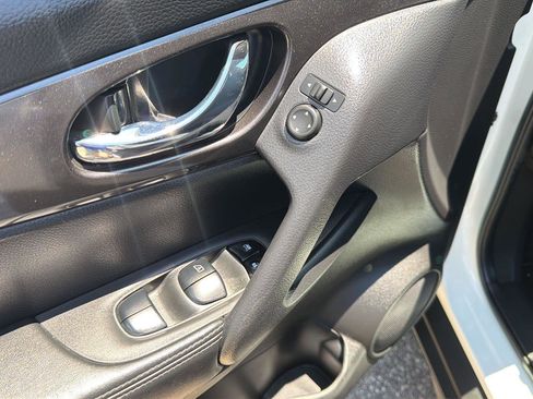 Used 2020 Nissan Rogue SV FWD image 12