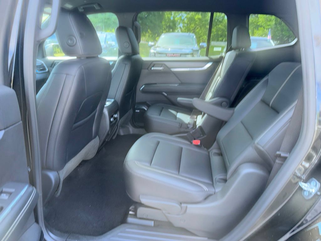 Certified 2026 GMC Acadia Elevation w/ Elevation Premium Package AWD/4WD image 19