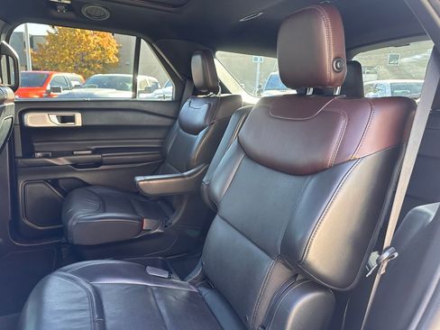 Used 2020 Ford Explorer Platinum w/ Premium Technology Package image 18