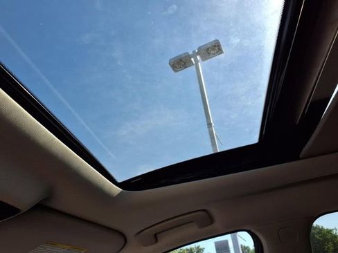 Used 2022 Nissan Pathfinder SV w/ SV Premium Package image 17