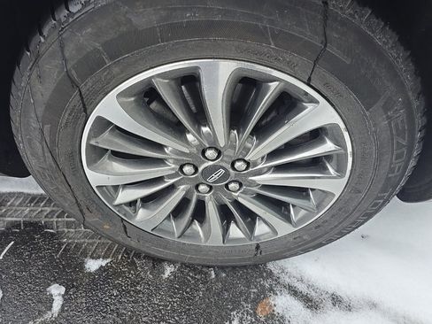 Used 2020 Lincoln Nautilus Premier w/ Equipment Group 101A image 4