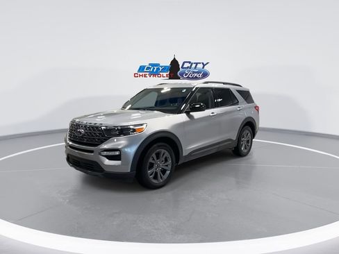 Used 2023 Ford Explorer XLT w/ Equipment Group 202A image 6
