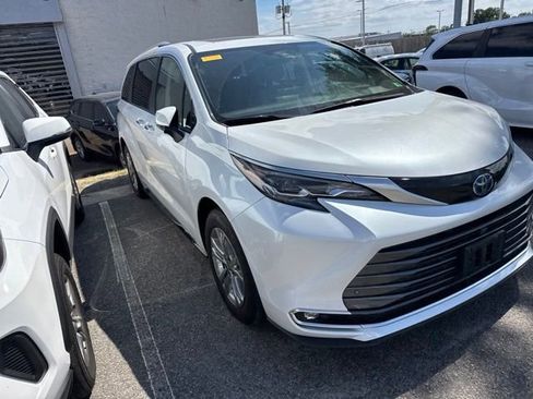 Used 2024 Toyota Sienna Platinum AWD/4WD image 3