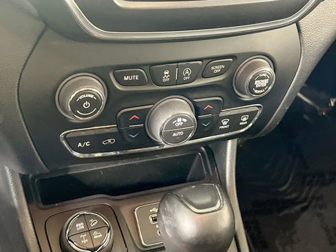 Used 2022 Jeep Cherokee Trailhawk image 15