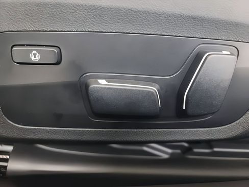 Used 2025 BMW 230i Coupe w/ M Sport Package image 8