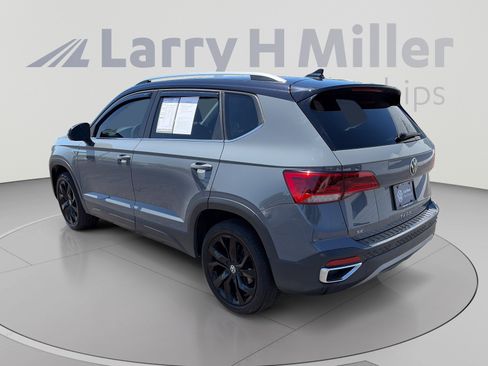 Used 2024 Volkswagen Taos SE w/ Panoramic Sunroof Package FWD image 7