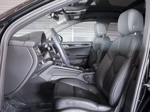 Certified 2026 Porsche Macan AWD/4WD image 5