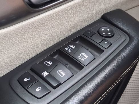 Used 2023 Chrysler Pacifica Touring-L FWD image 23