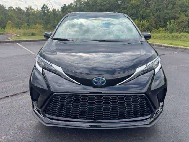 Used 2023 Toyota Sienna XSE AWD/4WD image 8