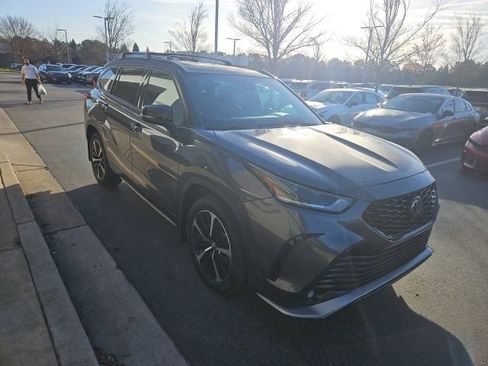 Used 2021 Toyota Highlander XSE image 3