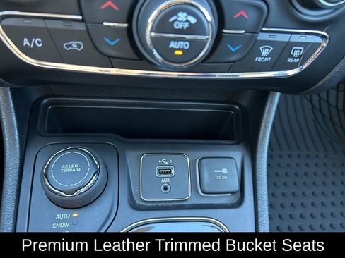 Used 2019 Jeep Cherokee Limited image 23