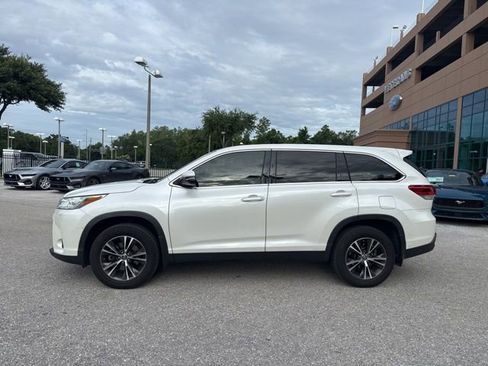 Used 2019 Toyota Highlander LE FWD image 2