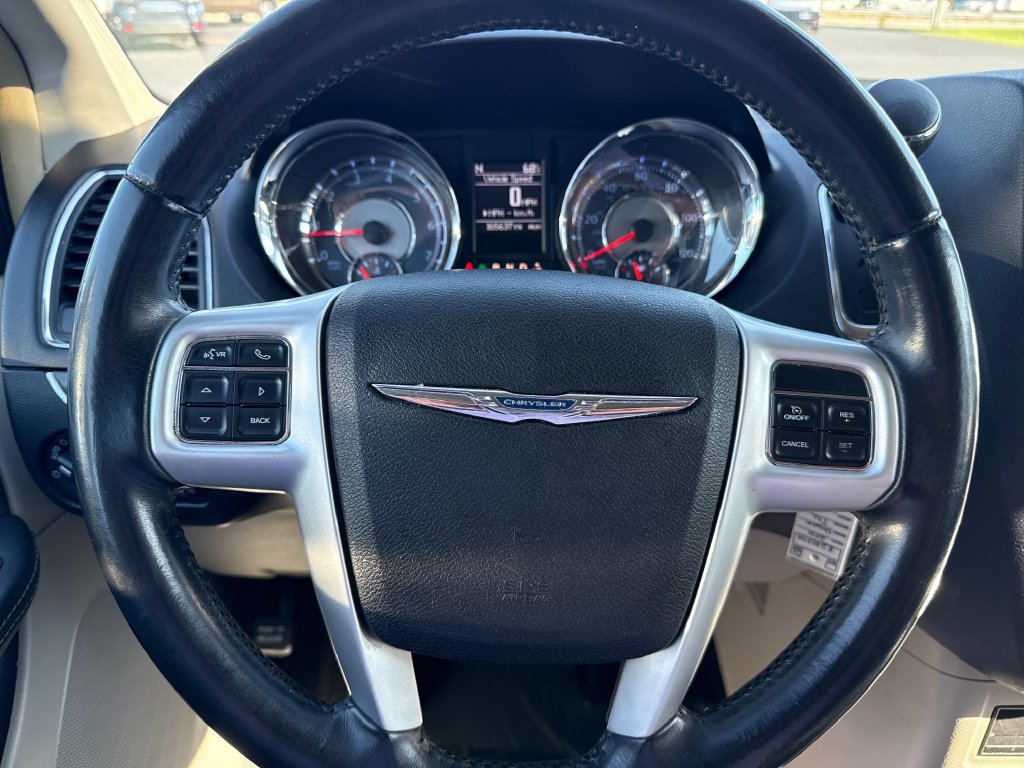 Used 2014 Chrysler Town & Country Touring FWD image 10