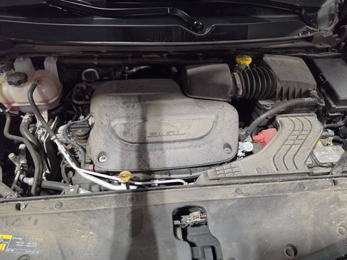Used 2023 Chrysler Pacifica Touring-L FWD image 9
