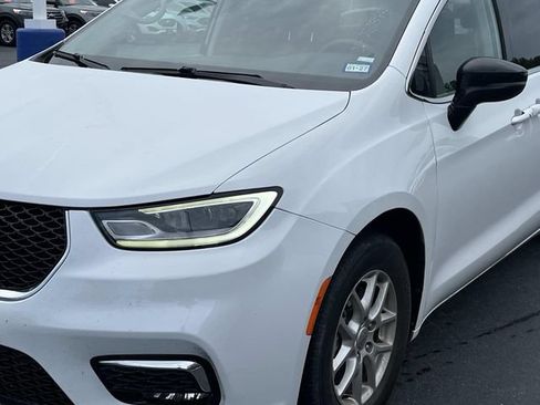 Used 2024 Chrysler Pacifica Touring-L FWD image 10