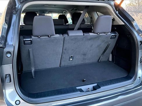 Used 2024 Toyota Highlander LE image 33