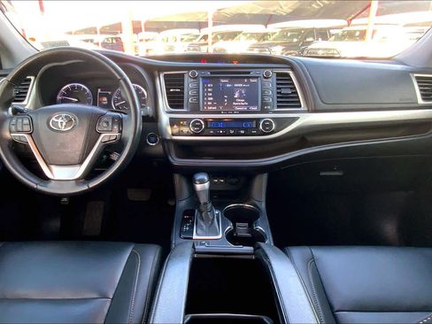 Used 2019 Toyota Highlander XLE image 16