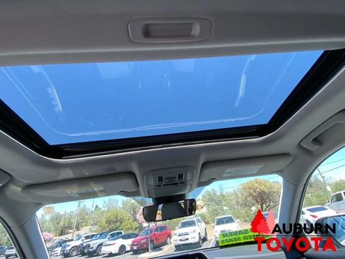 Used 2022 Toyota Highlander XLE AWD/4WD image 34
