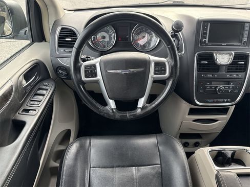 Used 2013 Chrysler Town & Country Touring image 11