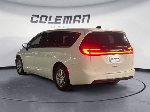 Used 2024 Chrysler Pacifica Touring-L image 3