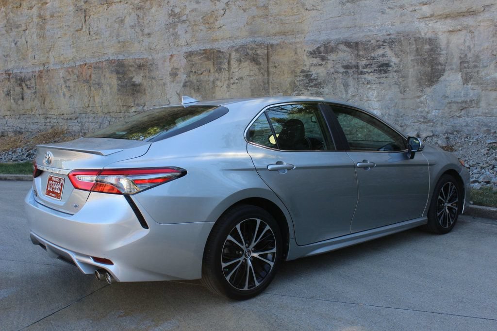 Used 2019 Toyota Camry SE w/ Convenience Package FWD image 6