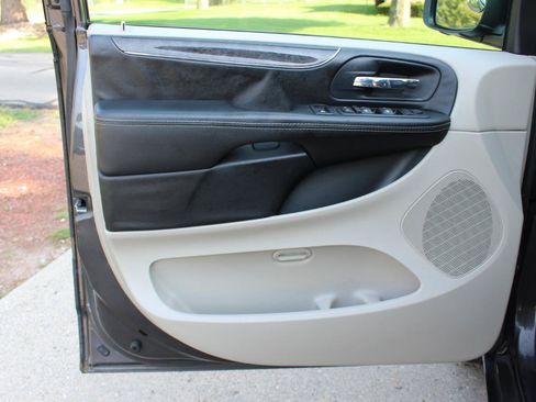 Used 2016 Chrysler Town & Country Touring FWD image 11