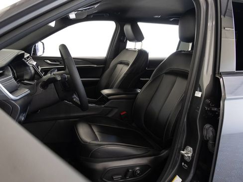 Used 2025 Jeep Grand Cherokee L Limited w/ Black Appearance Package RWD image 18