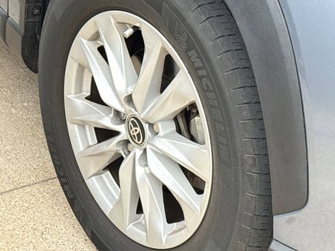 Used 2022 Toyota Corolla Cross LE FWD image 5