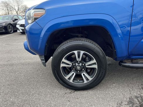 Used 2017 Toyota Tacoma TRD Sport w/ Tow Package (A/T) image 8