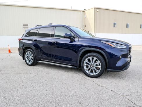 Used 2024 Toyota Highlander Limited FWD image 6