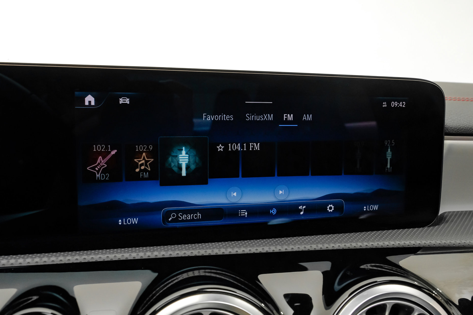 Used 2025 Mercedes-Benz CLA 250 w/ AMG Night Package image 28