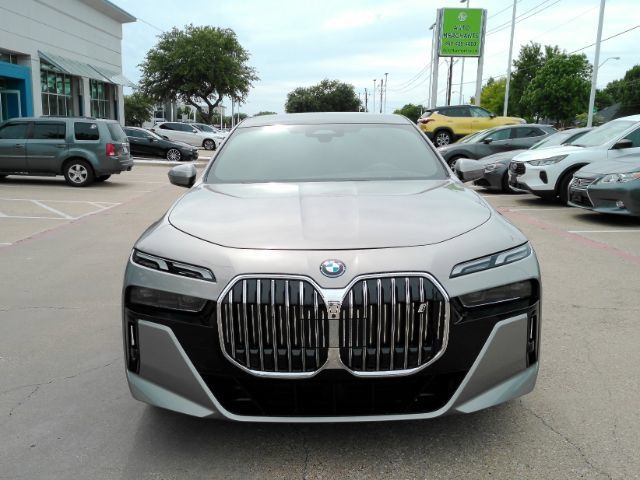 Used 2024 BMW i7 xDrive60 w/ Premium Package AWD/4WD image 3
