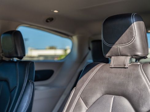 Used 2024 Chrysler Pacifica Touring-L image 28