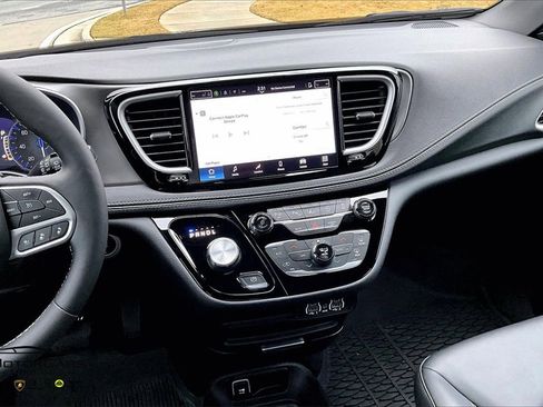 Used 2025 Chrysler Pacifica Select image 8