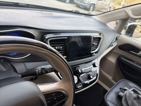 Used 2020 Chrysler Pacifica Limited image 18