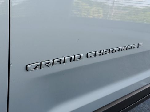 Used 2024 Jeep Grand Cherokee Laredo image 6