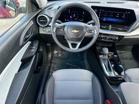 Certified 2025 Chevrolet Trax LT w/ Driver Confidence Package image 20