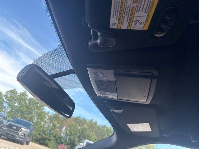 Used 2018 Ford Explorer XLT w/ Equipment Group 202A AWD/4WD image 31