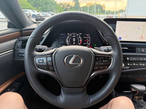Used 2025 Lexus ES 350 w/ Premium Package FWD image 10