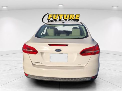 Used 2016 Ford Focus SE w/ SE Power Seat Package FWD image 4
